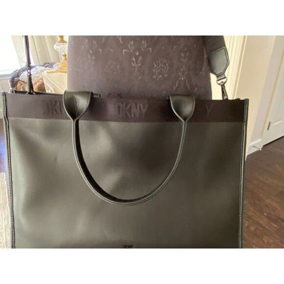 Black DKNY LEATHER PURSE with straps - Picture 7 of 11